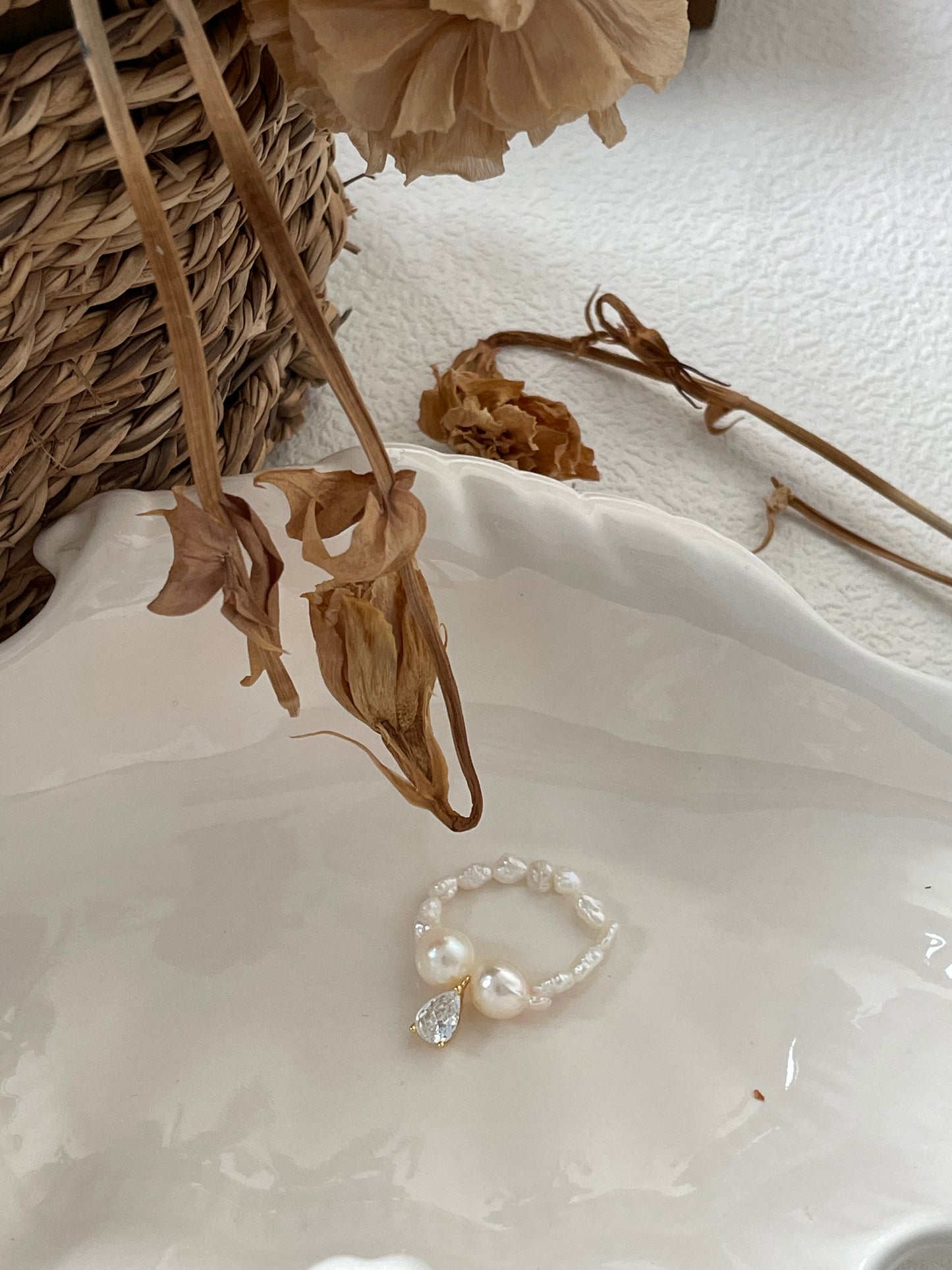 anello barocco Akoya con perle di acqua salata