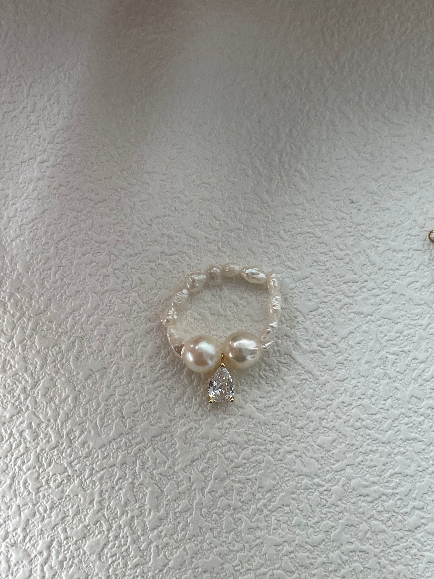 anello barocco Akoya con perle di acqua salata