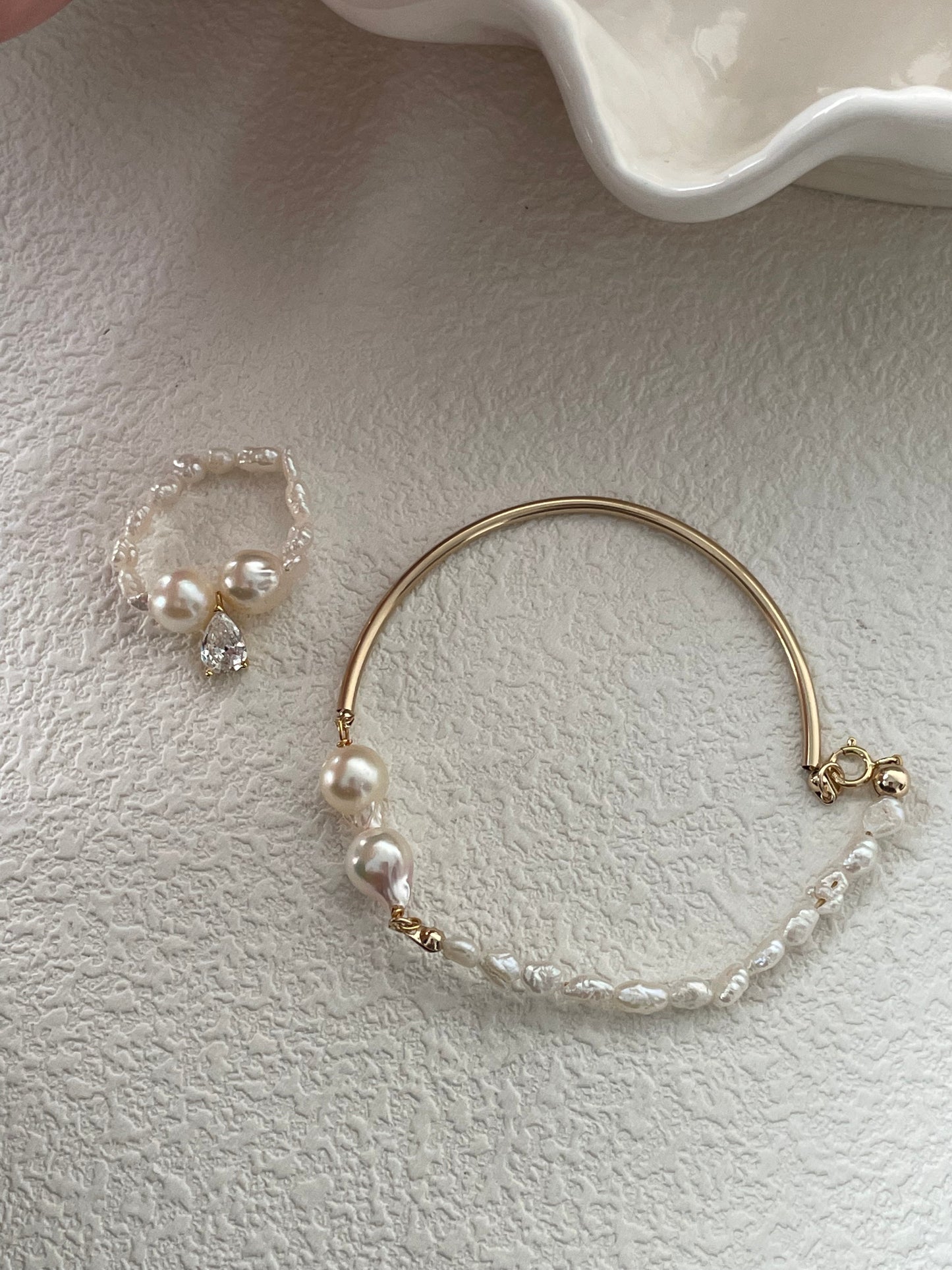 anello barocco Akoya con perle di acqua salata