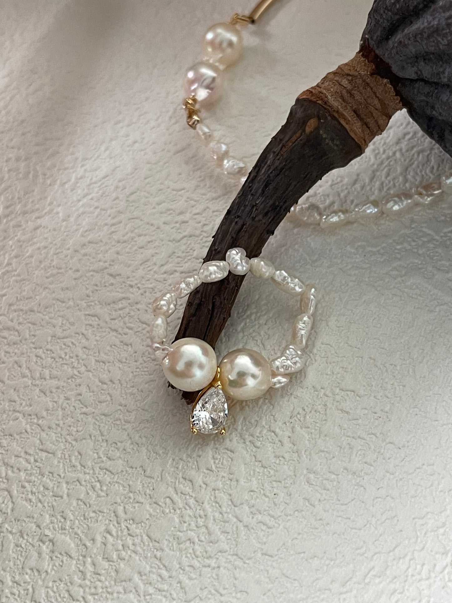 anello barocco Akoya con perle di acqua salata
