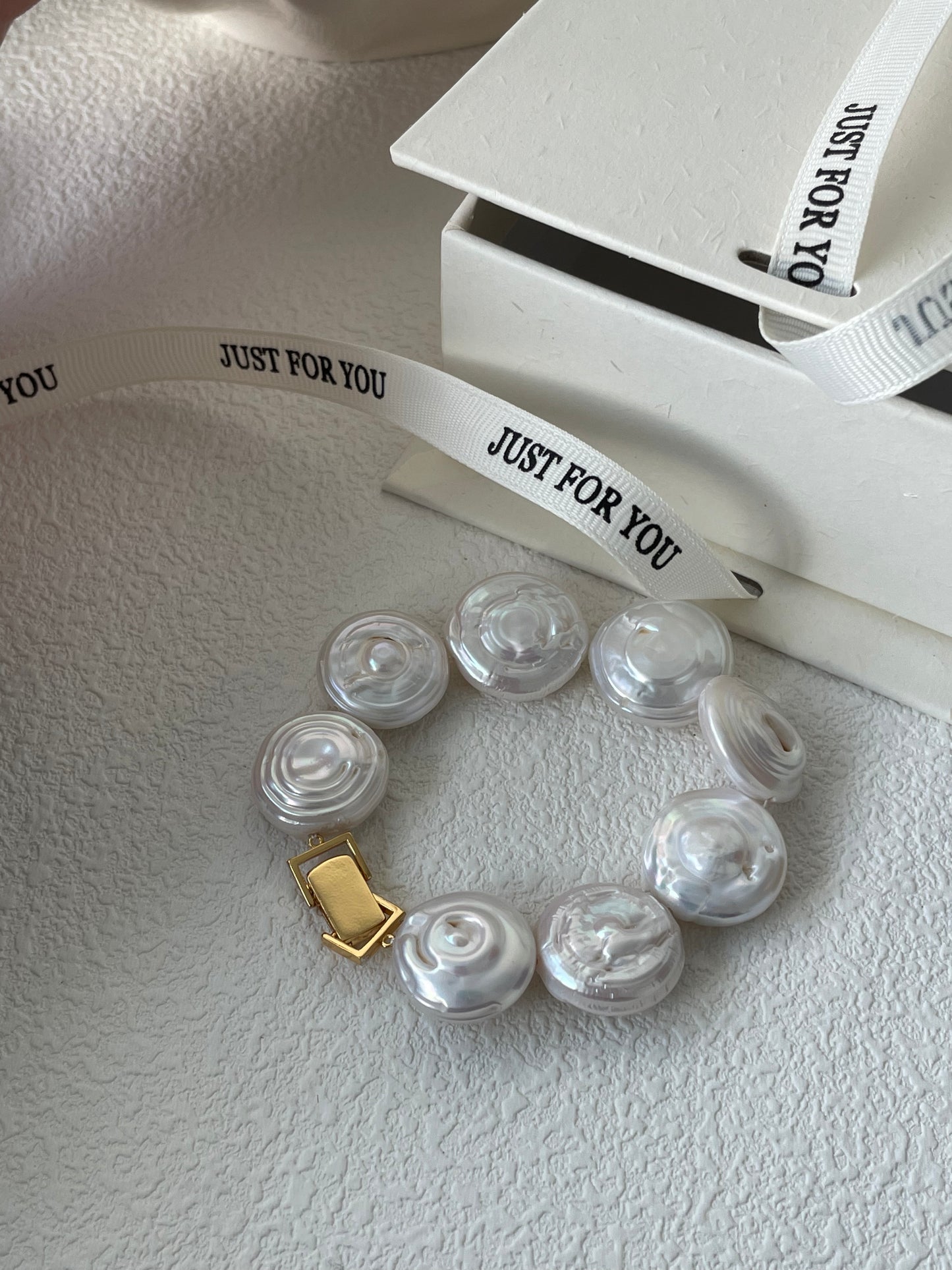 bracciale barocco rotondo e paffuto