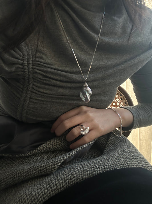 collana barocca grigia